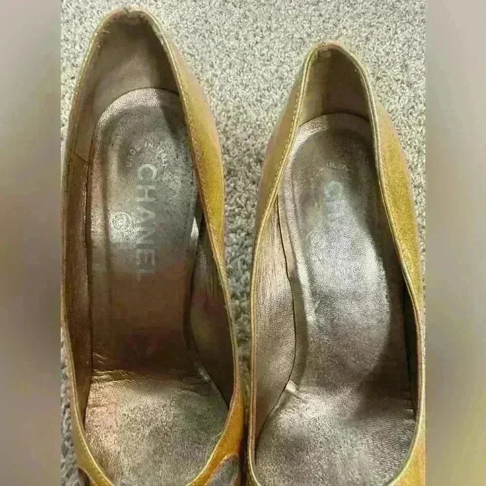 CHANEL Two-Tone Yellow and Black Heels - Picture 3 of 15